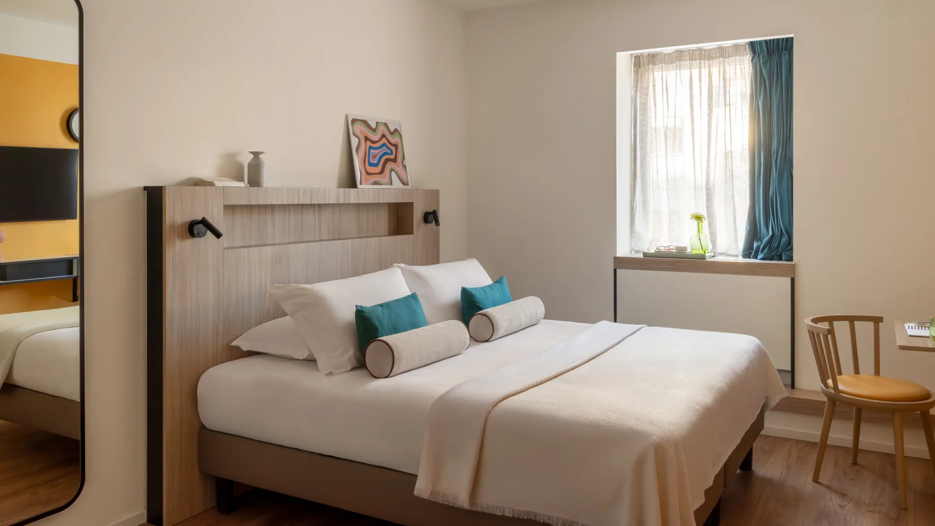 Elegant double room with turquoise cushions, natural light and contemporary furniture - Aparthotel Colombo, BZAR hotels in Rome