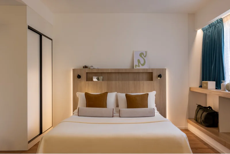Double bed with wood headboard, wardrobe and natural light in an elegant, welcoming room - Aparthotel Colombo, BZAR hotels in Rome