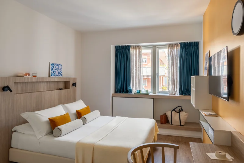 Standard room with double bed, TV, wide window and modern functional furniture - Aparthotel Colombo, BZAR hotels in Rome
