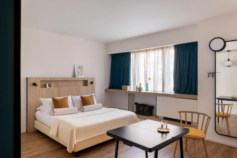 Modern studio with double bed, black coffee table, mirror and light furniture - Aparthotel Colombo, BZAR hotels in Rome