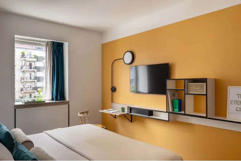 Superior room with wall TV, floating furniture, window and turquoise details - Aparthotel Colombo, BZAR hotels in Rome