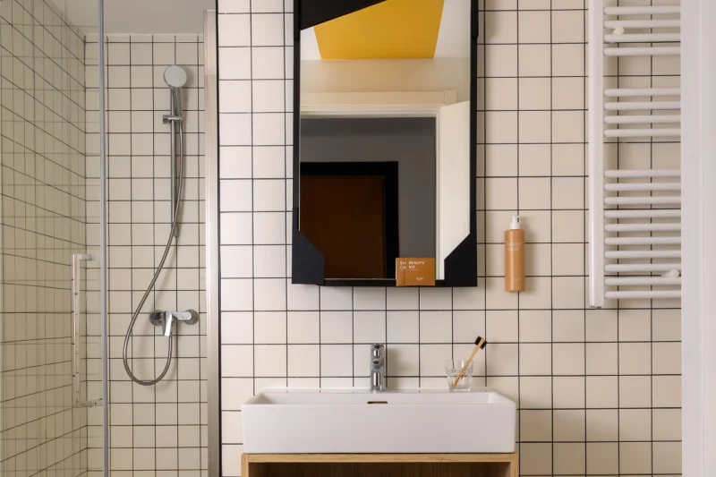 Modern bathroom with walk-in shower, contemporary washbasin and elegant geometric finishes - Aparthotel Colombo, BZAR hotels in Rome